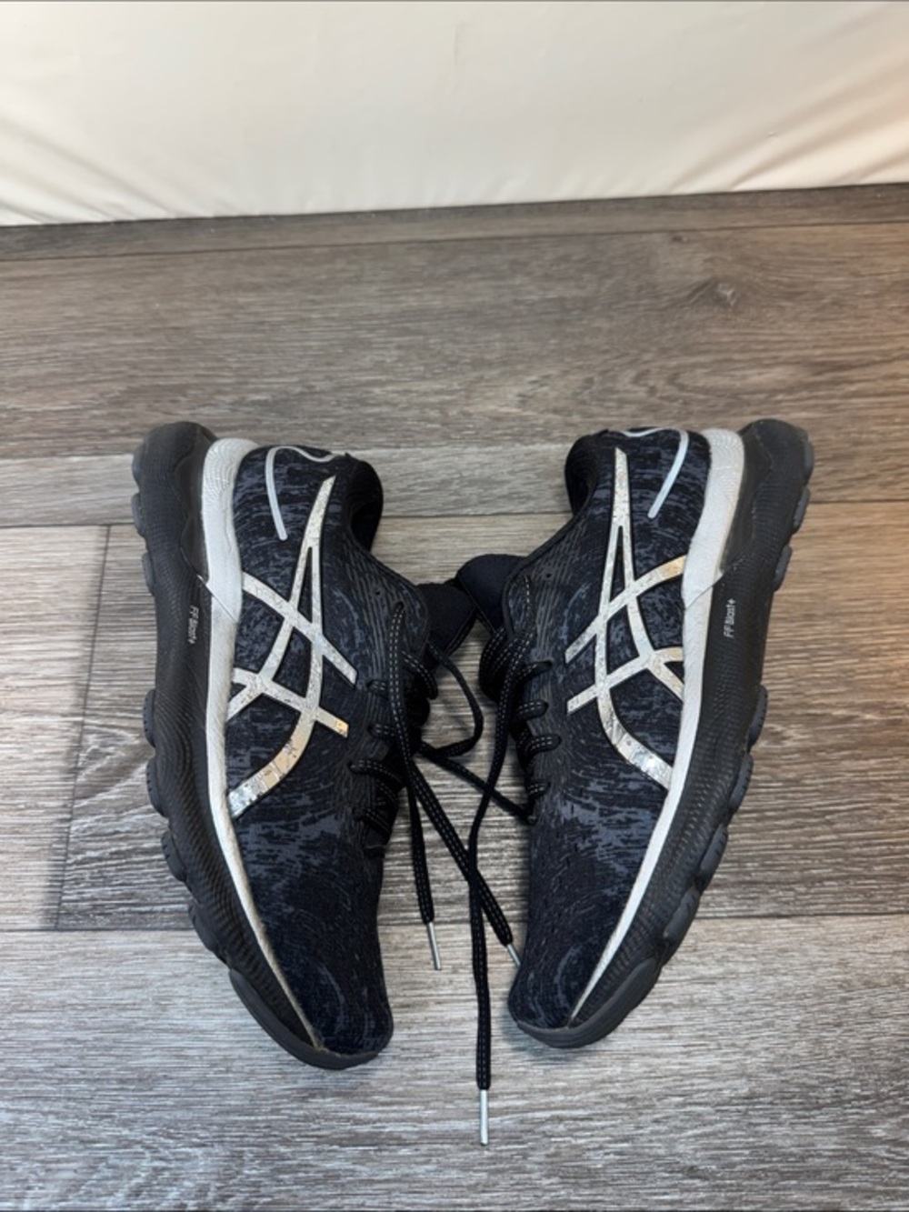 Asics Black Sneakers with Silver Accents woman’s SZ 8.5 (j271)